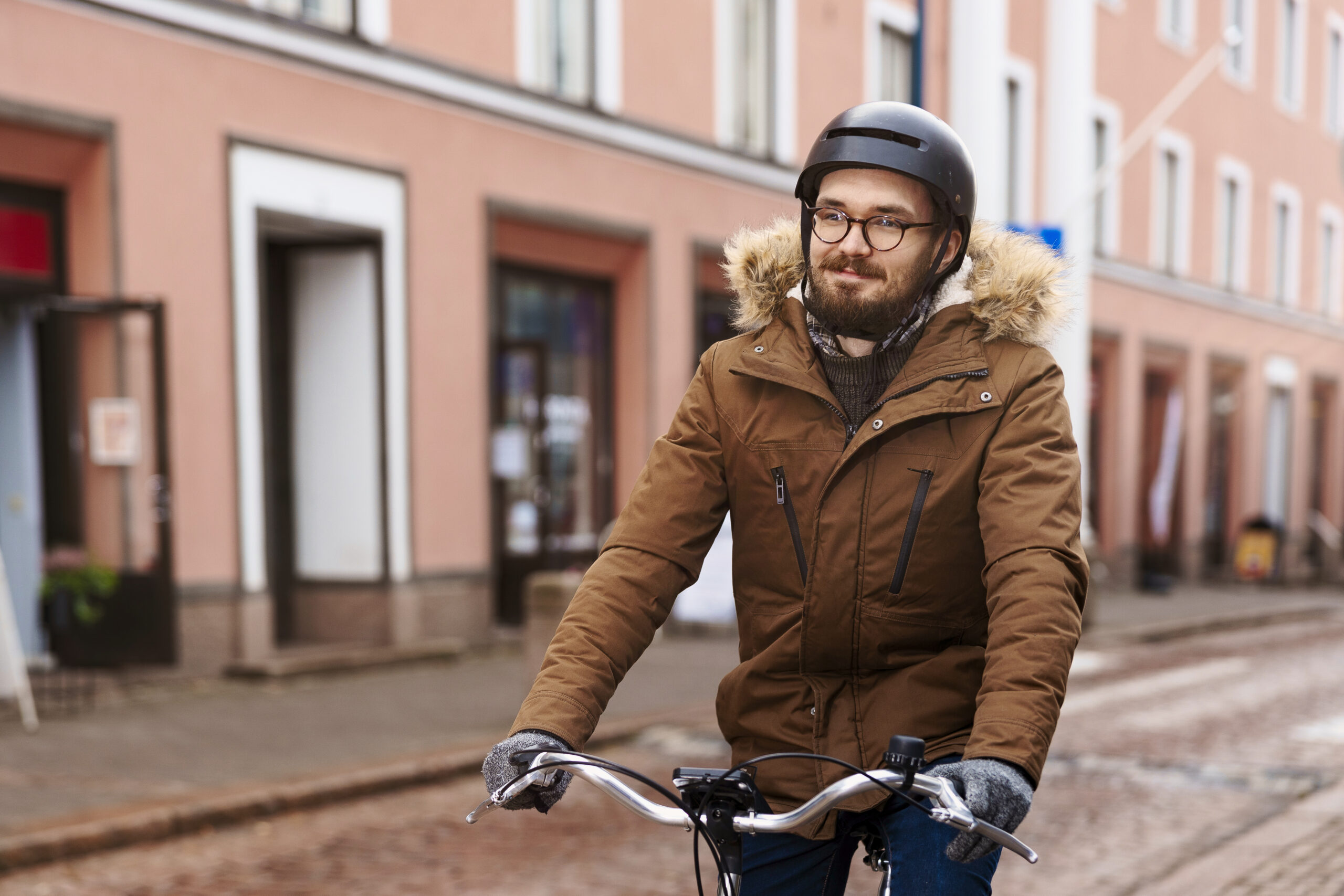 Henkilö polkemassa kaupunkipyörällä Kotkassa.