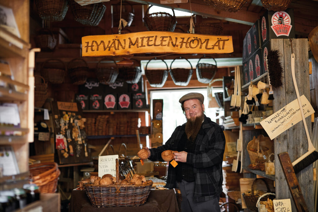 Käsityöläinen myyntipajassaan. 