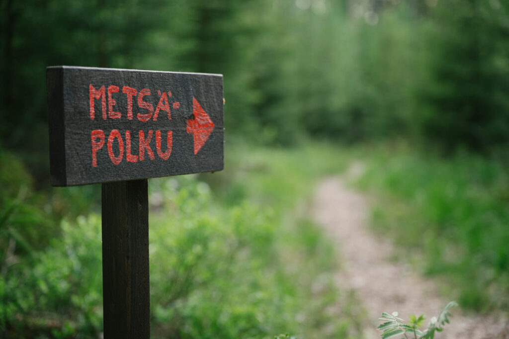 Kyltti opastaa metsäpolulle. 