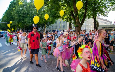 Paraati Kotkan Meripäivillä.