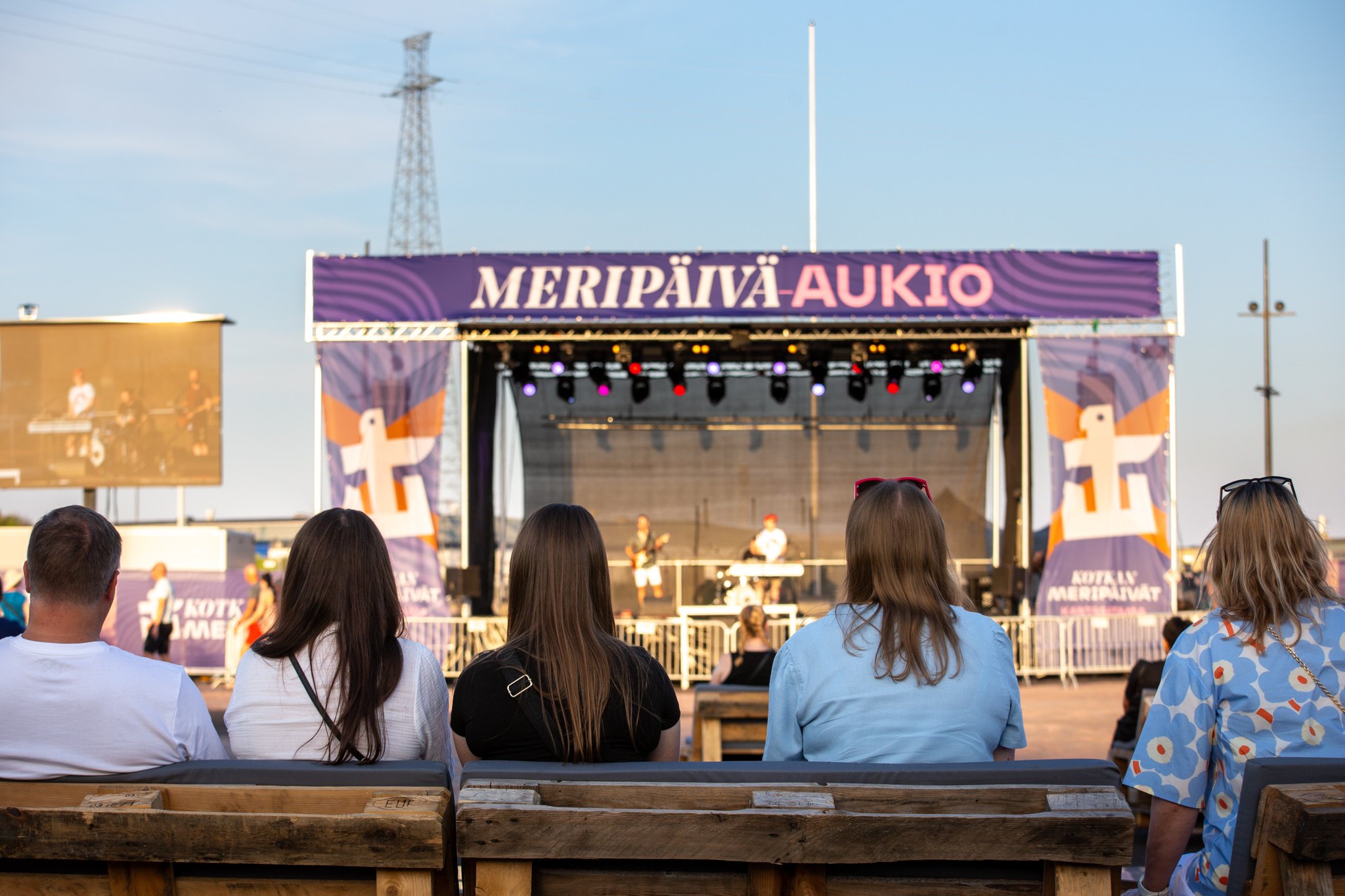 Yleisöä konserttilavan edessä.