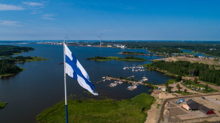Suomen suurlippu Haminassa.